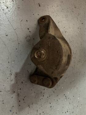 F81a-3b178-ae Ford F81z3b178ab 99-07 F250 F350 2wd I-beam Fr Rh Axle Pivot Mount Bracket F81a-3b178-ae Ford F81z3b178ab 99-07 F250 F350 2wd I-beam Fr Rh Axle Pivot Mount Bracket