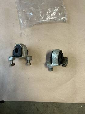 944-343-735-01 Porsche 77-85 924 944 Front Sway Bar Bracket Set 94434373501 94434373601 944-343-735-01 Porsche 77-85 924 944 Front Sway Bar Bracket Set 94434373501 94434373601